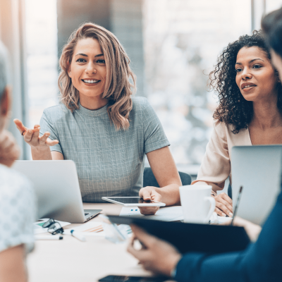 Como reduzir 8 horas de trabalho manual por semana usando IA (sem demitir ninguém)